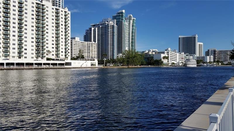 800 PARKVIEW Drive 317