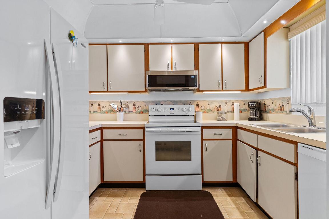 THE FOUR SEASONS CONDO PH V - Residential