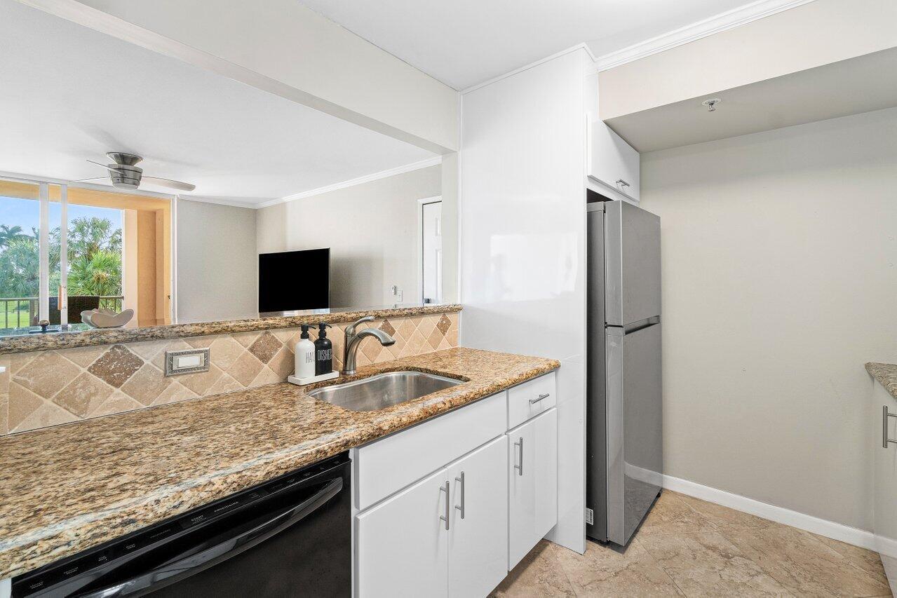 YACHT CLUB ON THE INTRACO - Residential Lease