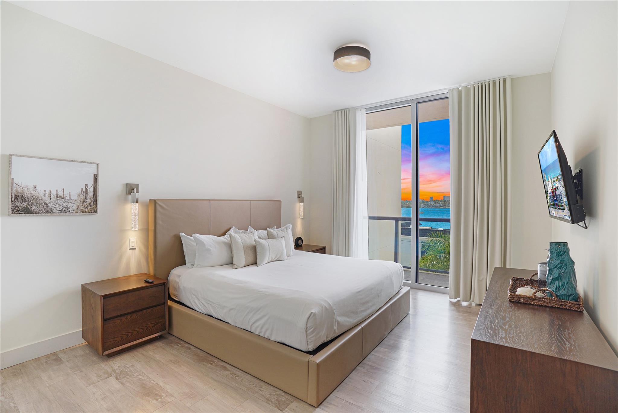 Costa Hollywood - Residential