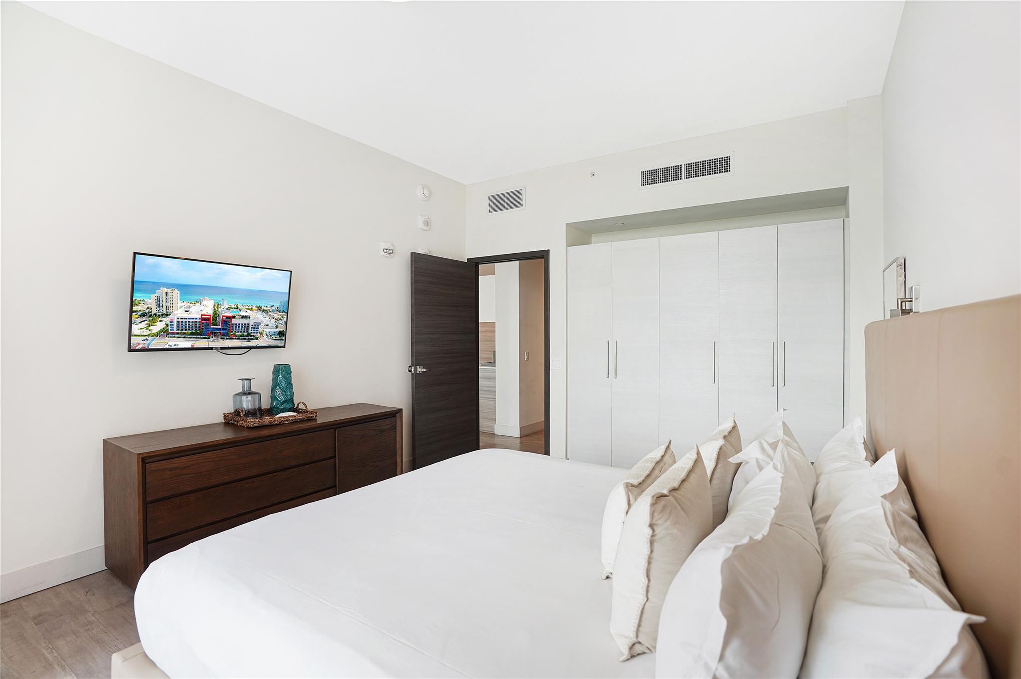 Costa Hollywood - Residential