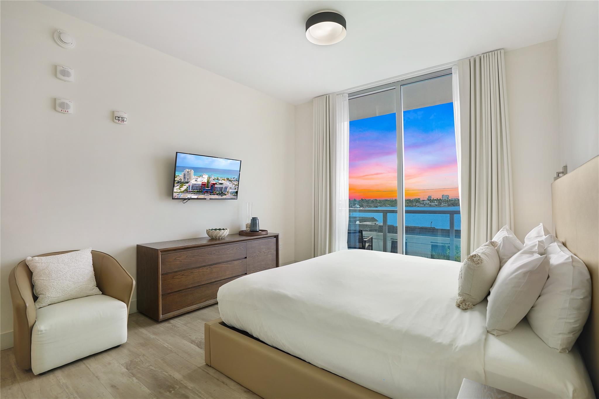 Costa Hollywood - Residential