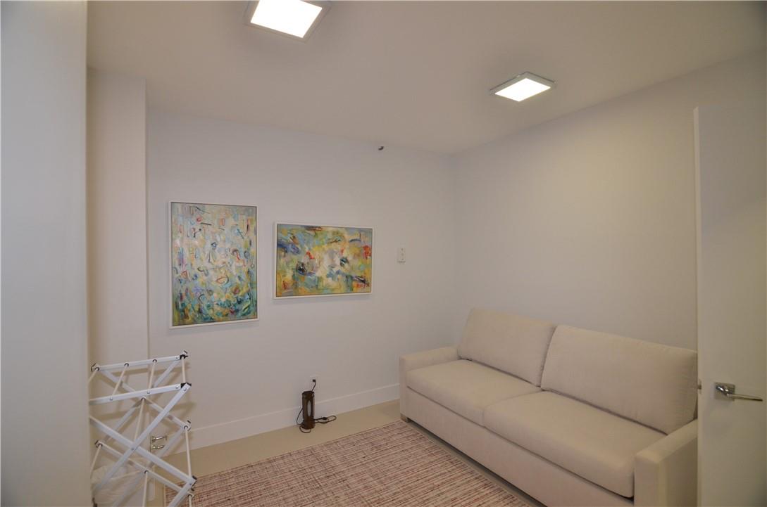 TURNBERRY  TOWERS - Residential