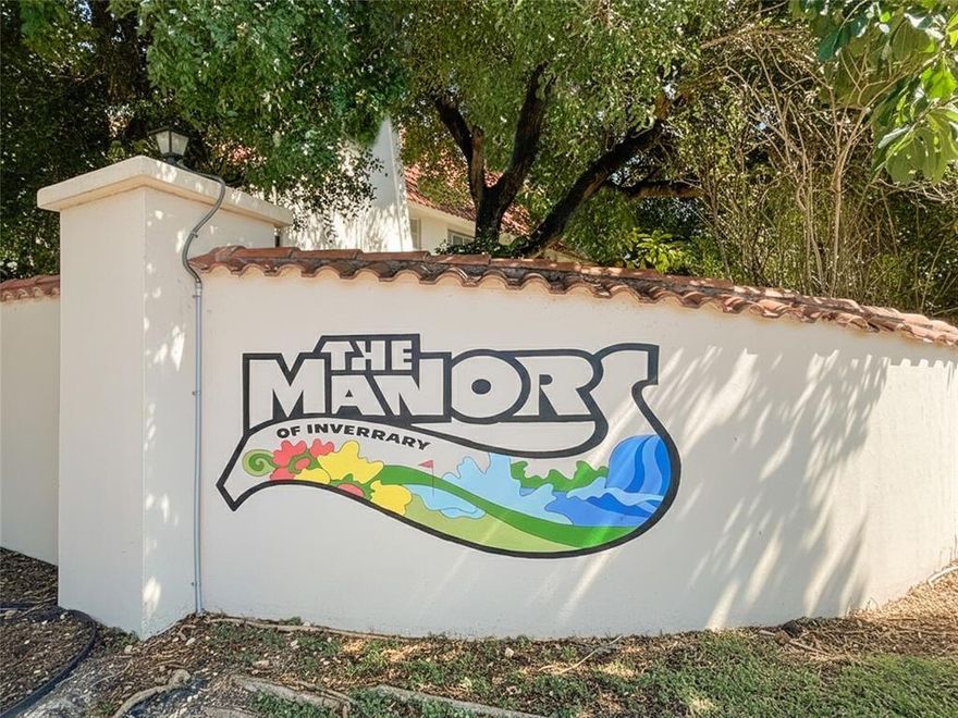 Spacious apartment with a washer and dryer in a gated community featuring 24-hour on-site security guards, conveniently located near supermarkets and shopping centers.