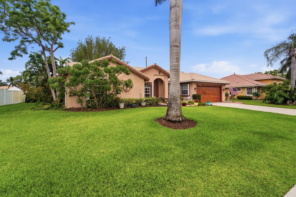 Photo of 4788 S Cypress Dr Drive S, Boynton Beach, FL 33436 (MLS # B26030398)