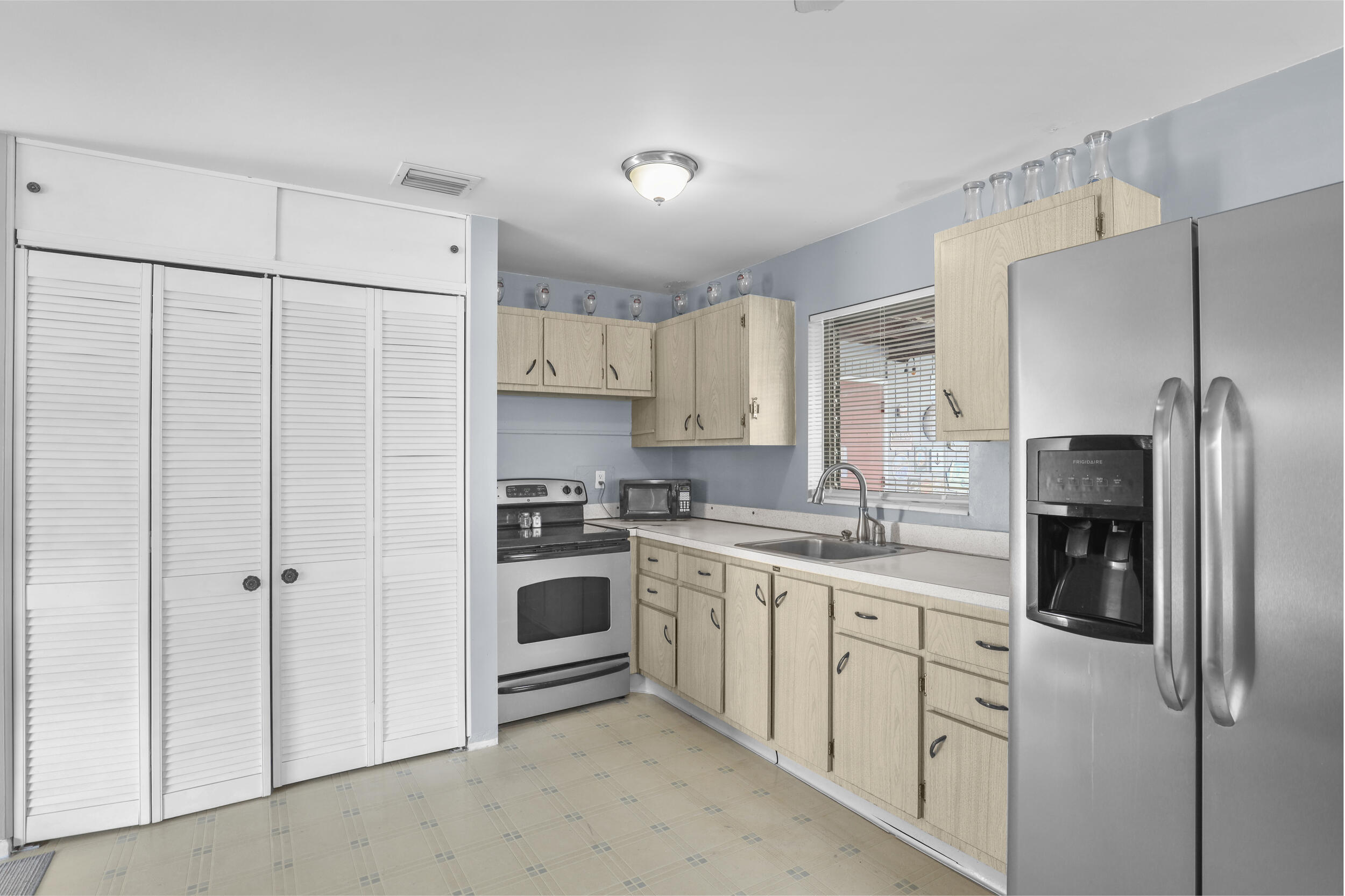 PALM BEACH SQUARE UNIT 5 - Residential Lease