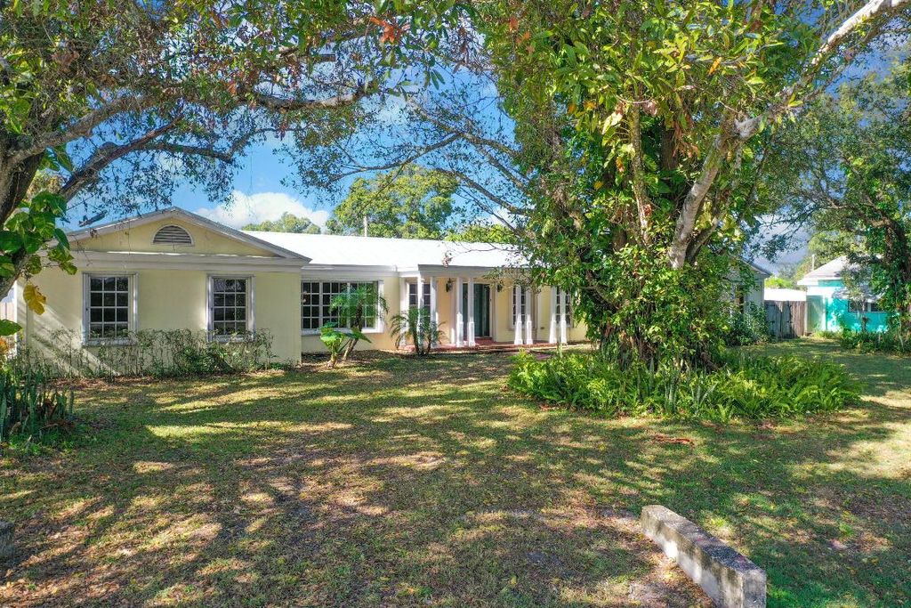 Photo of 2717 Sunrise Boulevard, Fort Pierce, FL 34982 (MLS # R11144879)