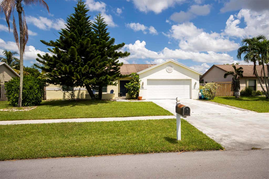 Photo of 35 CEDAR Circle, Boynton Beach, FL 33436 (MLS # B26064767)