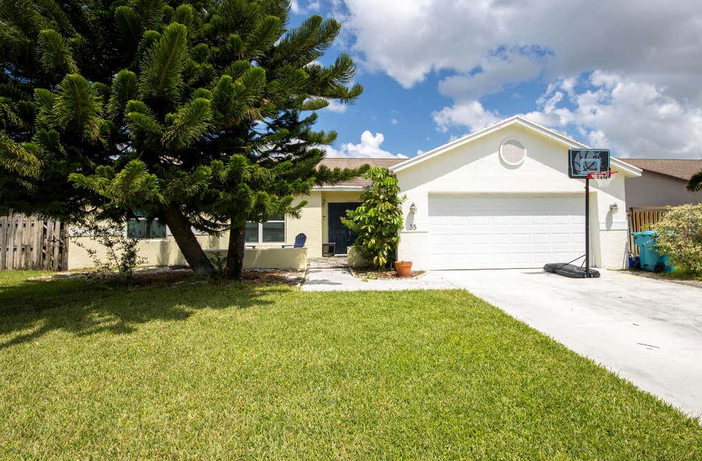 Photo of 35 CEDAR Circle, Boynton Beach, FL 33436 (MLS # B26064767)