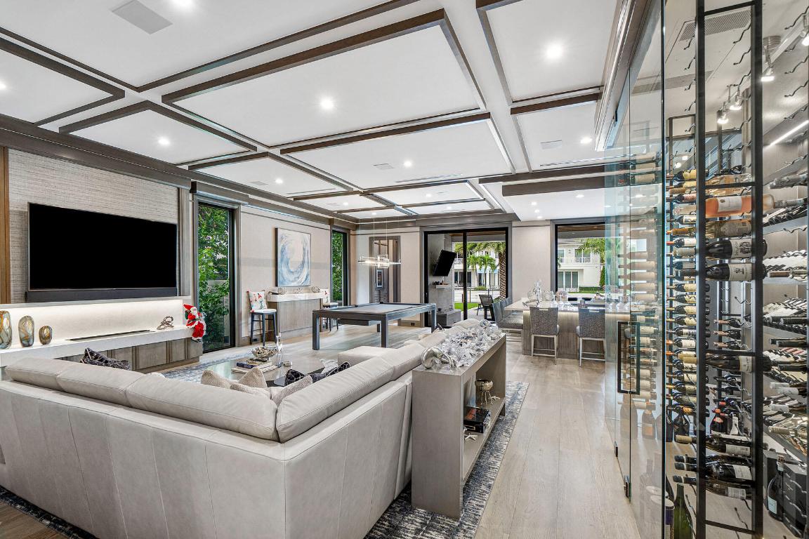 ROYAL PALM YACHT & COUNTRY CLUB - Residential