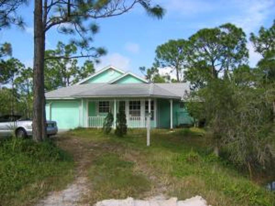 Live in the country within 5 minutes to Publix and other shopping. This country cottage was built on a lot with a pond with room for pets and a garden. Dense natural flora creates a very private and serene setting. room to expand with land to the east of the house ready for development. No restrictions on vehicles Pets welcome. OWNER VERY MOTIVATED. OUT OF COUNTRY.
