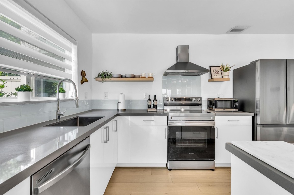 The Colonial Condo - Residential