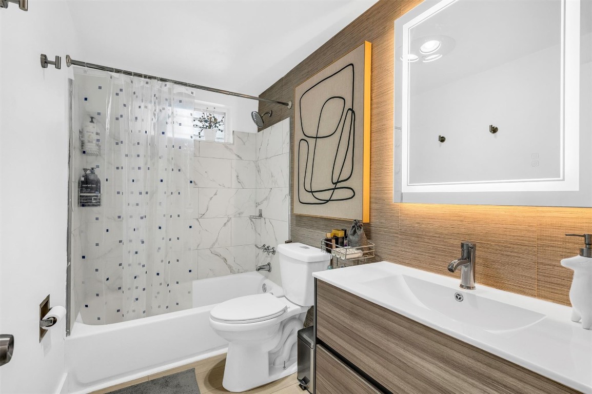 The Colonial Condo - Residential