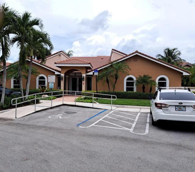 NICELY UPDATED 2/2 ON 2ND FLOOR IN A RESORT STYLE COMMUNITY. VERY SPACIOUS.
FULL WASHER/DRYER INSIDE UNIT. CLUB HOUSE, POOL, GYM, TENNIS AND MORE. ALL
AGES. 600+ CREDIT.