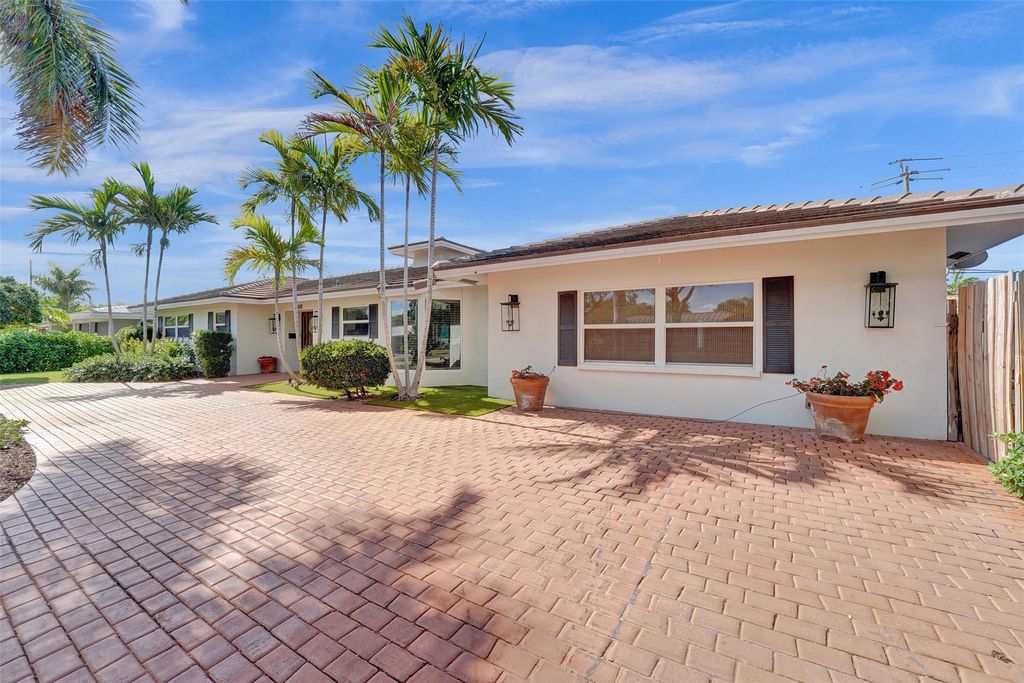 Photo of 2608 NE 35th St, Fort Lauderdale, FL 33306 (MLS # F10532781)