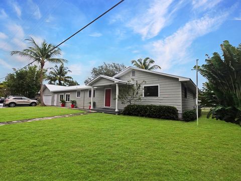 Photo of 509 SW Riverdale Street, Stuart, FL 34994 (MLS # R10950253)