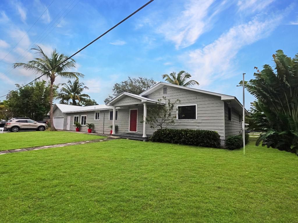 Photo of 509 SW Riverdale Street, Stuart, FL 34994 (MLS # R10950253)