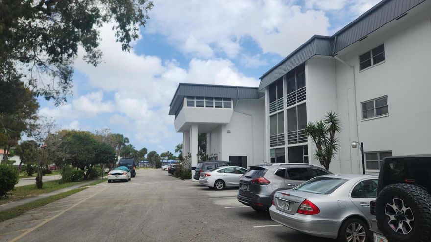 BEAUTIFUL AND SPACIOUS, REMODELLED PENTHOUSE. FEATURING: 1 BEDROOM, 1 AND A HALF BATH.FROM THE MOMENT YOU ENTER THIS PENTHOUSE YOU'LL NOTICE THE FLOW OF THE FLOORPLAN & THE VERY LARGE BONUS ROOM IN THE DISTANCE. DURING YOUR TOUR YOU CAN'T MISS THE UPGRADED MASTER BEDROOM, MASTER & GUEST BATHROOMS, FLOORS, WINDOWS AND KITCHEN. THE FLOORPLAN OFFERS A LOT OF STORAGE SPACE.... UNIT WAS RECENTLY PAINTED. THE MASTER BEDROOM OFFERS AN ELIQUENT CUSTOM WALKIN CLOSET.MASTER BATHROOM OFFERS DUAL SINKS, PLUS, PLUS. ACCESS TO BONUS ROOM FROM BOTH LIVING AND MASTER BEDROOM.......... NOTE THIS PENTHOUSE WAS RECENLTY PAINTED.......SHOWS GREAT..... SHOW AND SELL...... WONT LAST''''