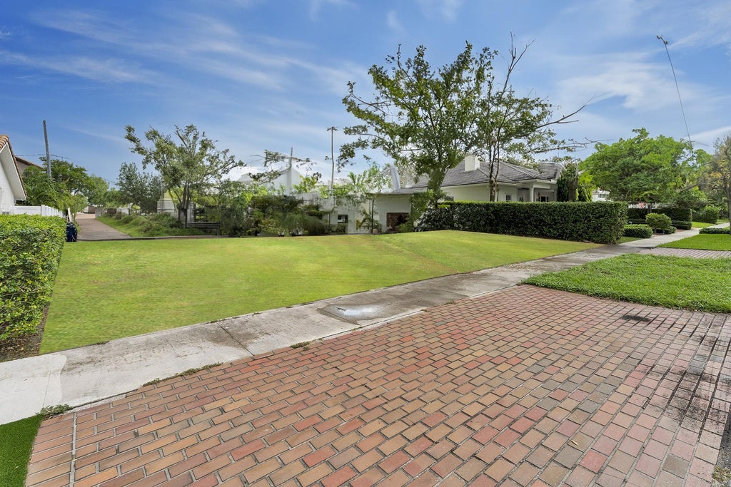 Photo of 805 SE 10TH Street, Fort Lauderdale, FL 33316 (MLS # B26077735)