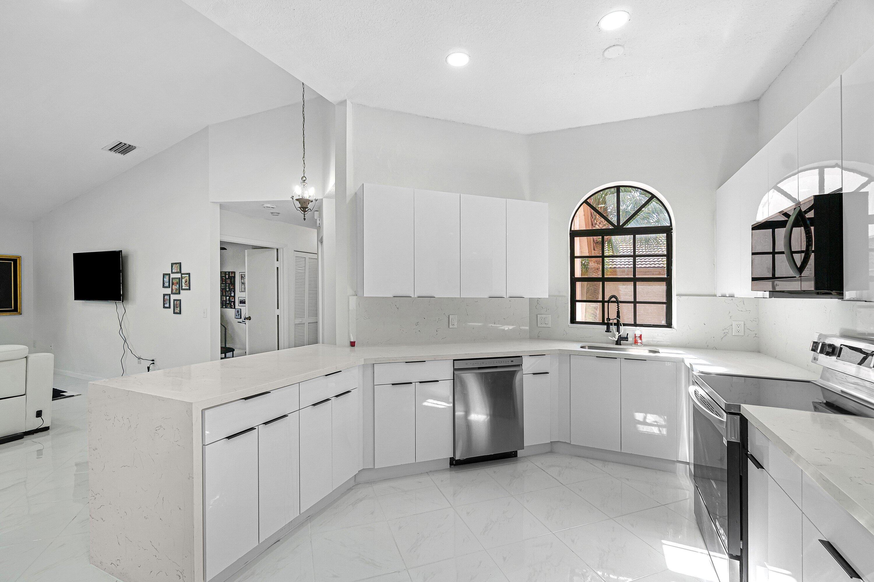 5171 EUROPA Drive G, Boynton Beach, FL, 33437/$299,900 3 5171 EUROPA Drive G