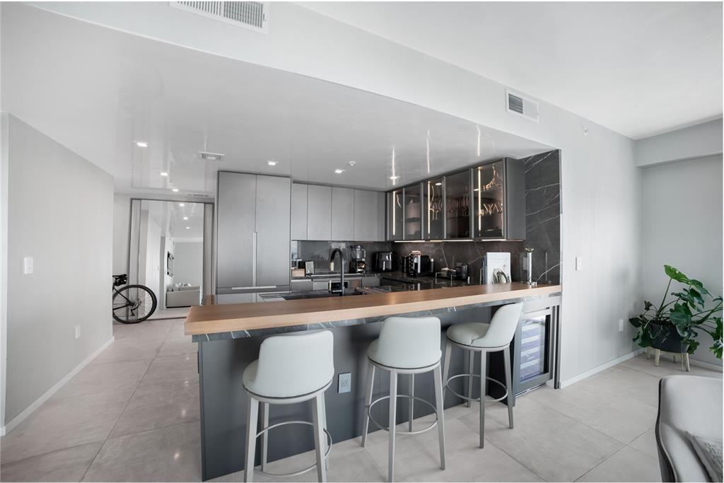 1900 N Bayshore Drive 4411