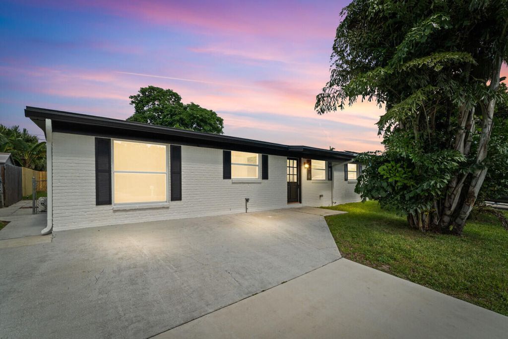 Photo of 3797 Bahama Road, Palm Beach Gardens, FL 33410 (MLS # B26013667)