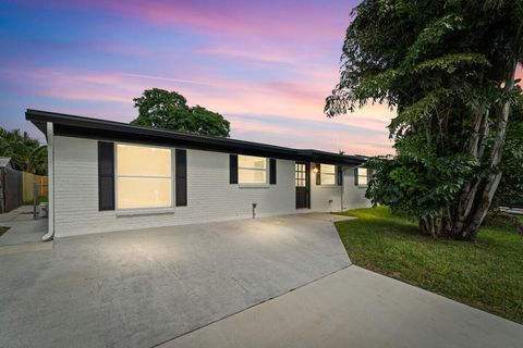Photo of 3797 Bahama Road, Palm Beach Gardens, FL 33410 (MLS # B26013667)