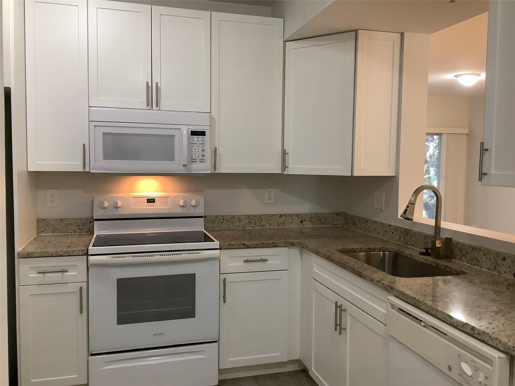 1161 GOLDEN LAKES Boulevard 1316
