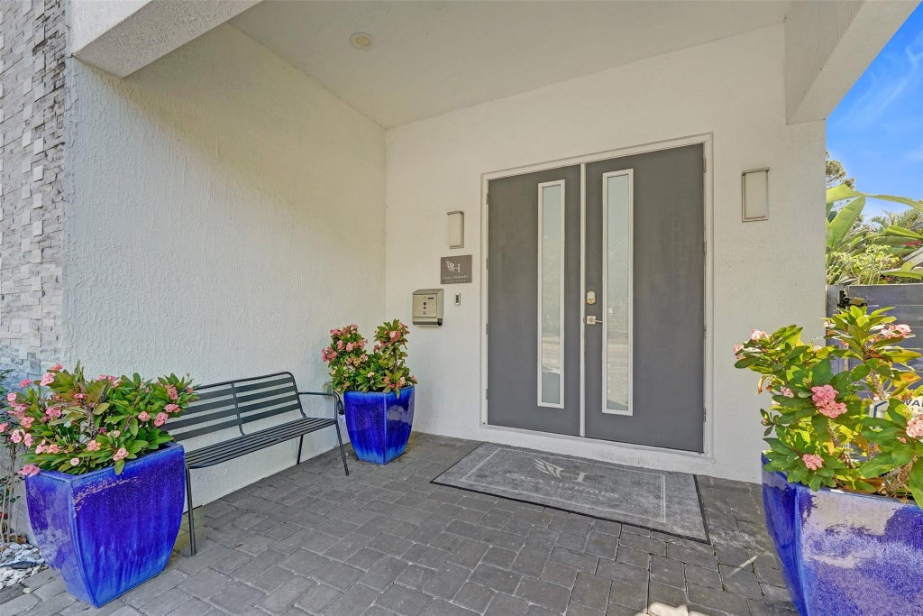 Photo of 2502 NE 6TH Avenue, Wilton Manors, FL 33305 (MLS # B26087101)