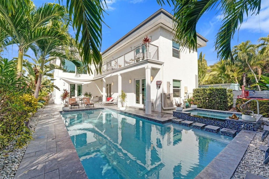 Photo of 2502 NE 6TH Avenue, Wilton Manors, FL 33305 (MLS # B26087101)