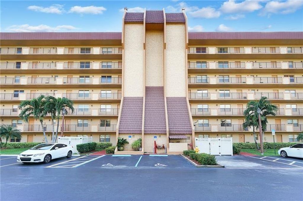 Photo of 3001 W Rolling Hills #510, Davie, FL 33328 (MLS # F10415008)