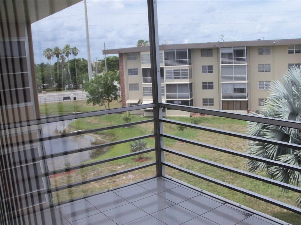 LAUDERDALE OAKS - Residential