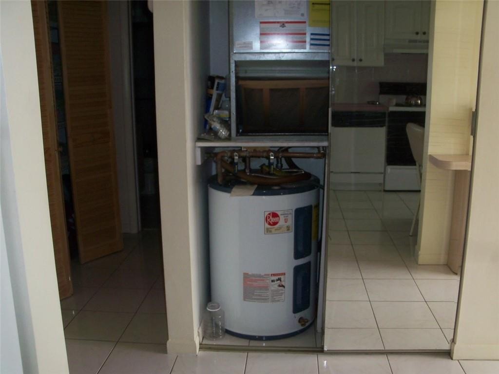 LAUDERDALE OAKS - Residential