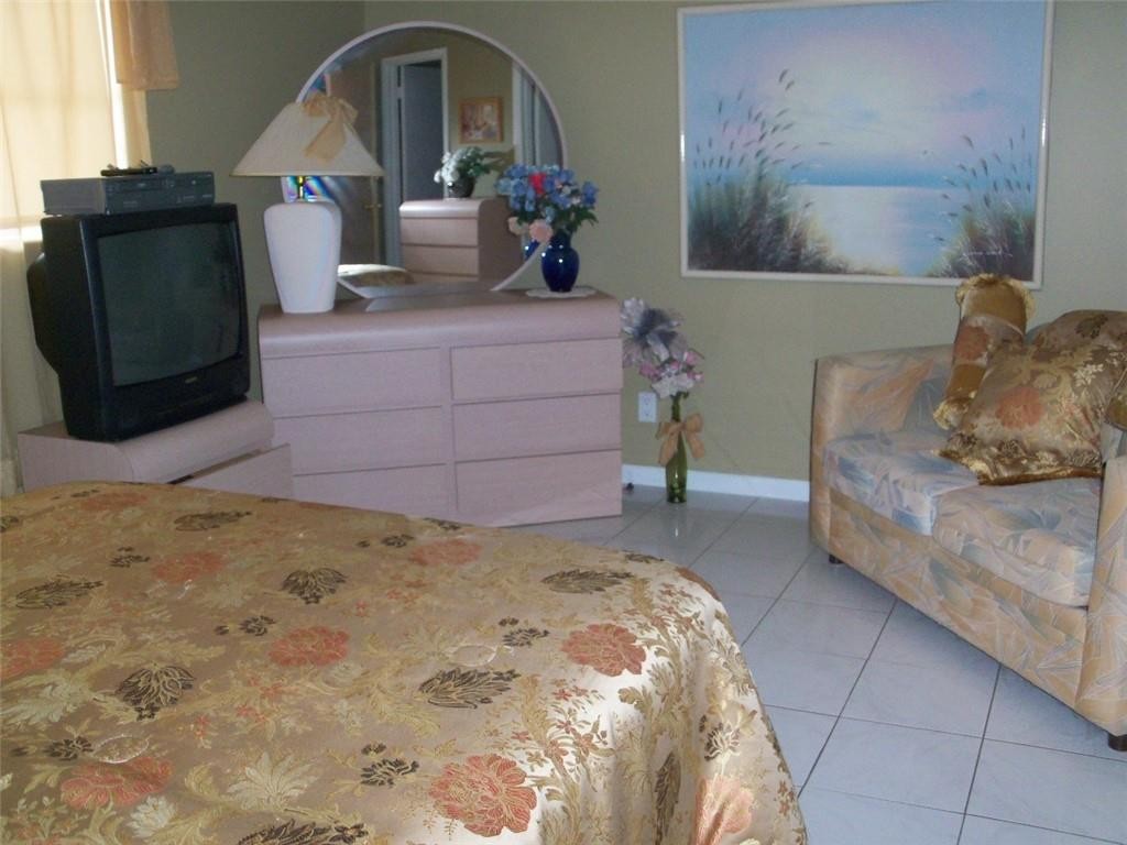 LAUDERDALE OAKS - Residential