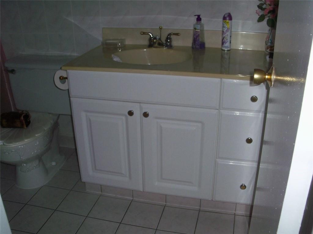 LAUDERDALE OAKS - Residential