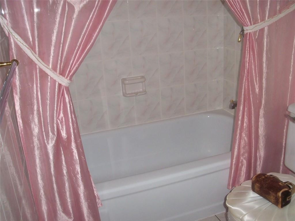 LAUDERDALE OAKS - Residential