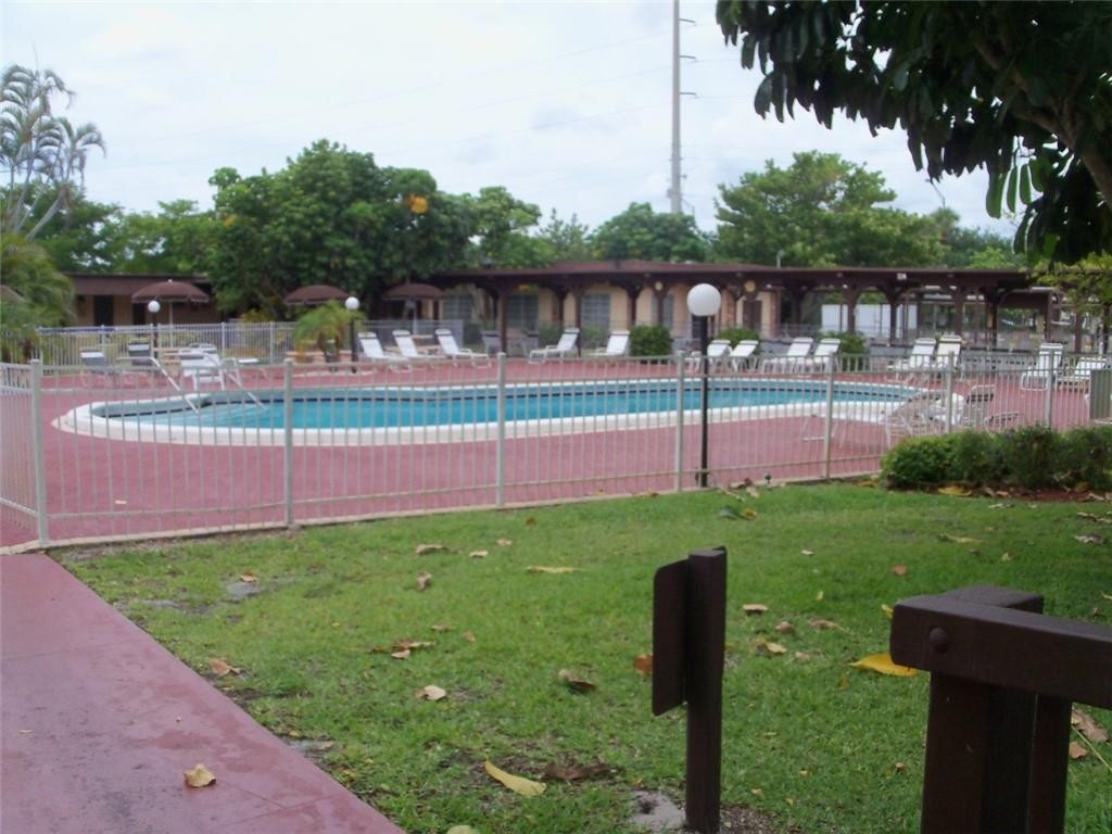 LAUDERDALE OAKS - Residential