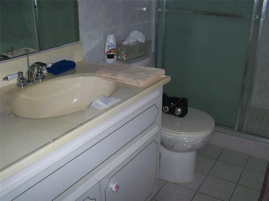 LAUDERDALE OAKS - Residential