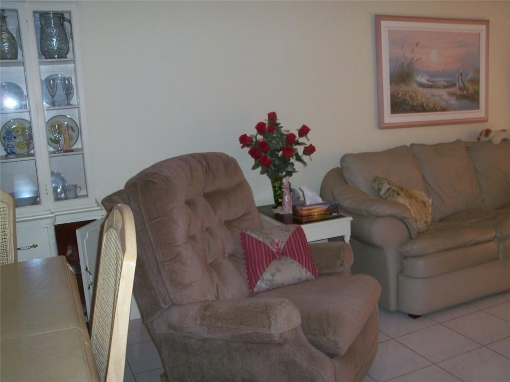 LAUDERDALE OAKS - Residential