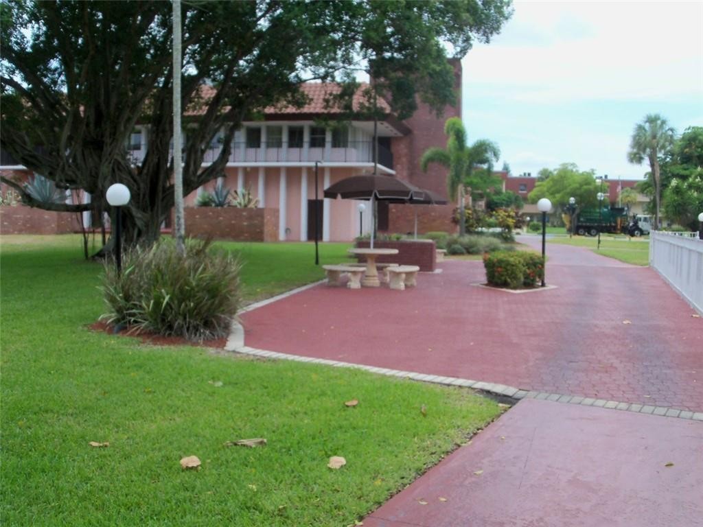 LAUDERDALE OAKS - Residential