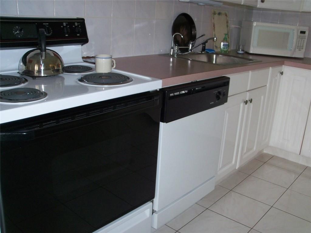 LAUDERDALE OAKS - Residential