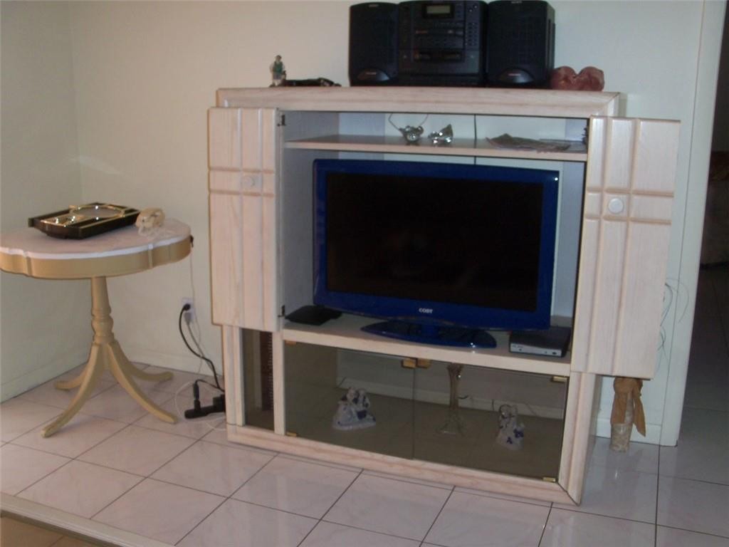 LAUDERDALE OAKS - Residential