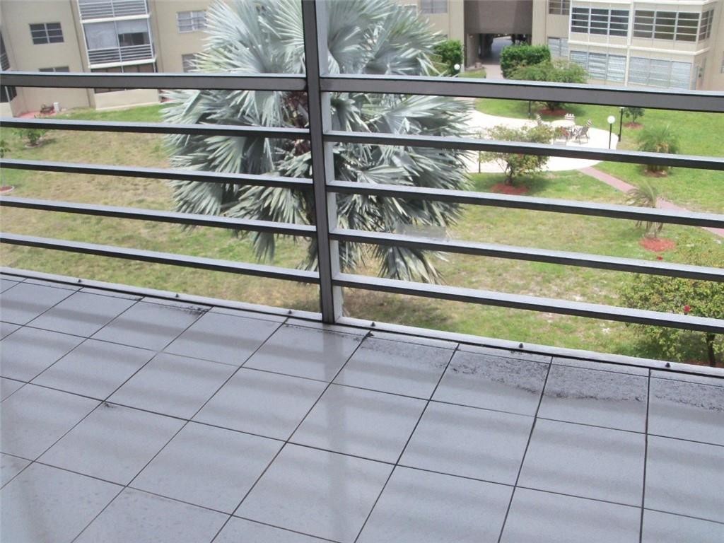 LAUDERDALE OAKS - Residential