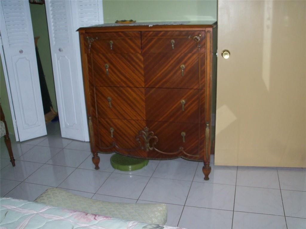 LAUDERDALE OAKS - Residential