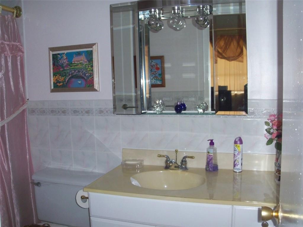 LAUDERDALE OAKS - Residential