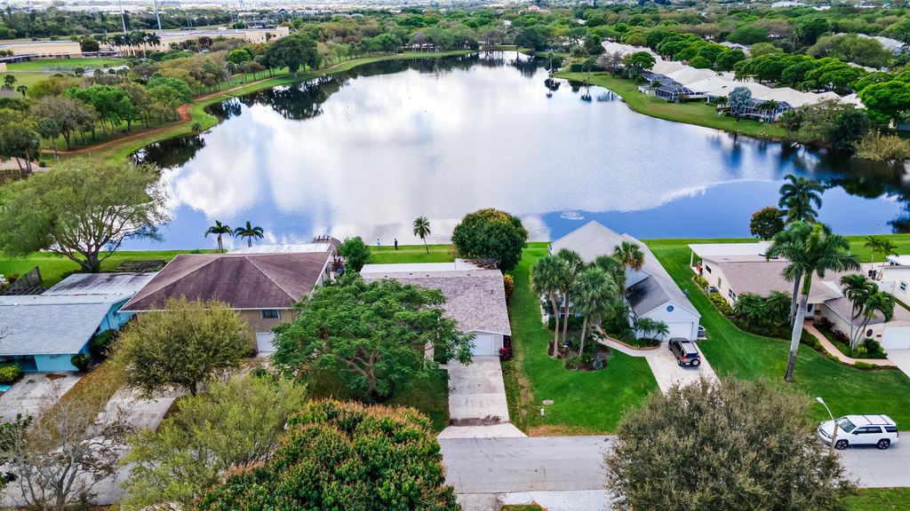 Photo of 302 Riverside Drive, Palm Beach Gardens, FL 33410 (MLS # R11061303)