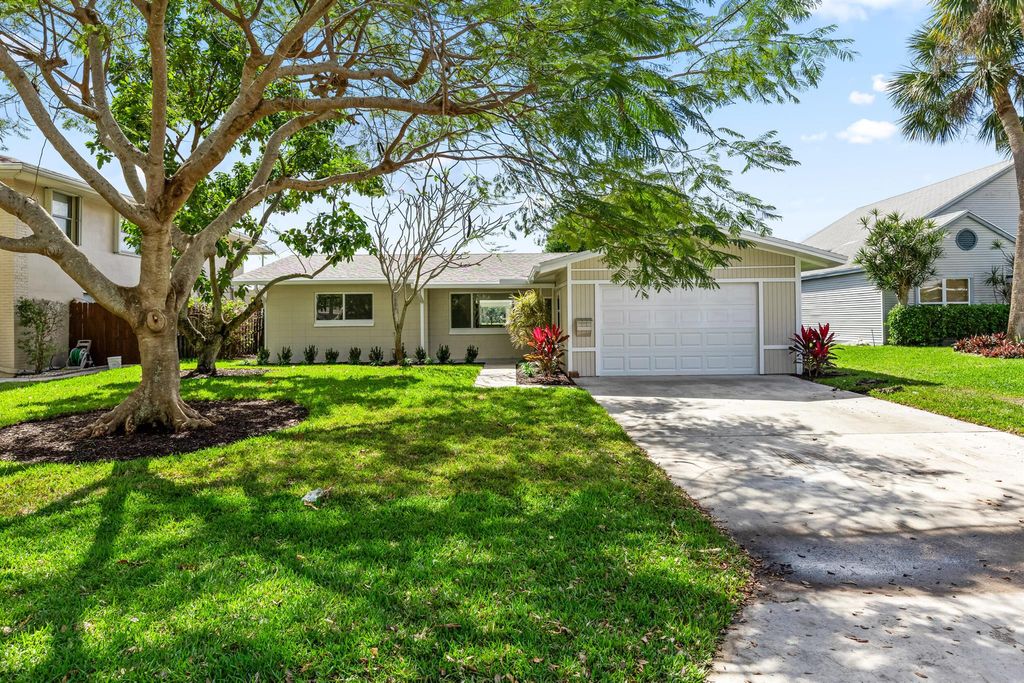 Photo of 302 Riverside Drive, Palm Beach Gardens, FL 33410 (MLS # R11061303)