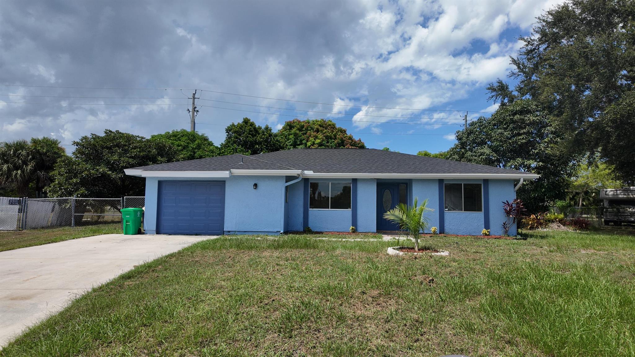 Welcome to this rare gem located in Port Saint Lucie Neighborhood, 1/2 mile drive to intracoastal. Brand new Kitchen, Granite tops, new floors, Huge Cul-de-sac lot, New roof (2023) Tons of Tropical fruit trees