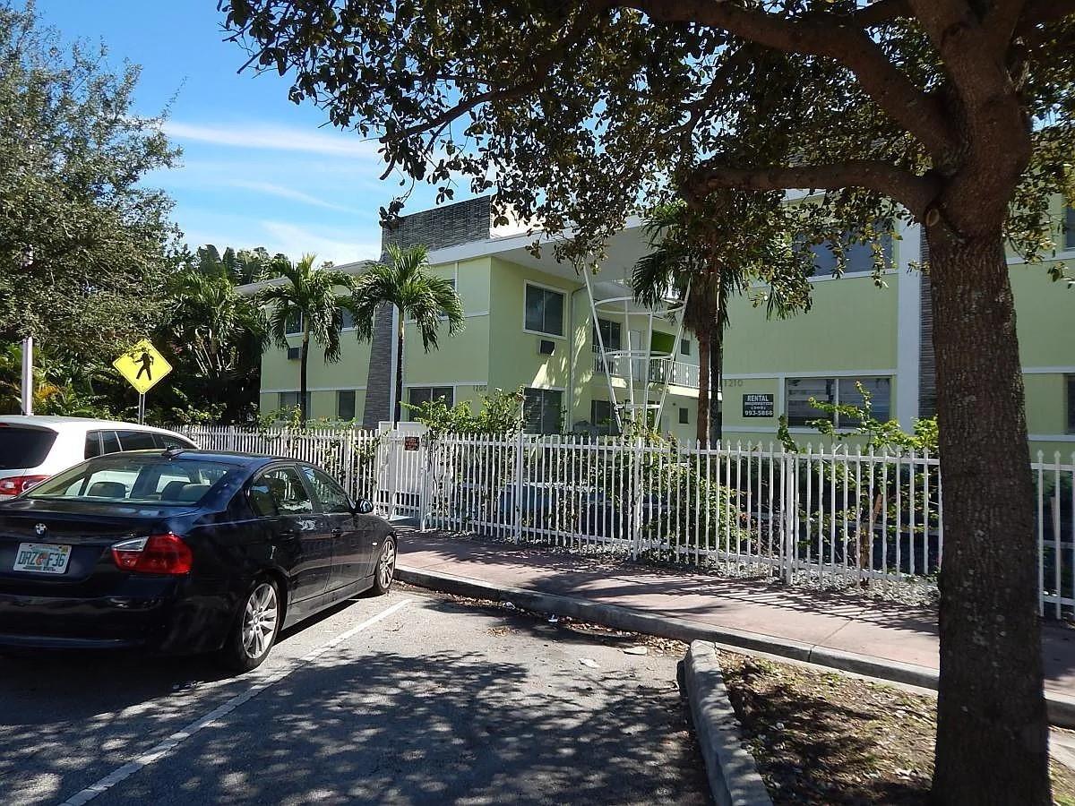 BEACH AND RESORTS 1 MILE AWAY.
NEW HURRICANE WINDOWS, LARGE 2/2 WITH A 2ND ENTRANCE FROM A BEDROOM, WALKING DISTANCE TO SHOPS, SUPERMARKETS, DOCTORS OFFICES, RESTAURANTS AND BEACH.
NO PETS, QUIET GREEN BACK ALLEY NEIGHBORHOOD WITH EASY ACCESS TO EVERYWHERE IN MIAMI.
LAUNDRY AT THE SITE.