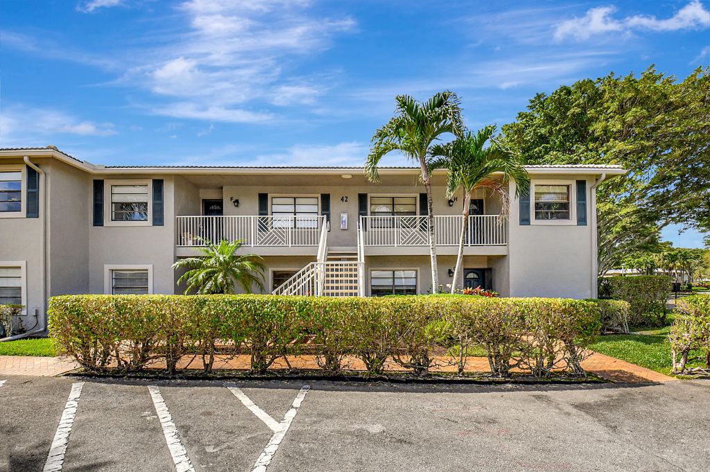 Photo of 42 Stratford Lane #E, Boynton Beach, FL 33436 (MLS # R10961482)